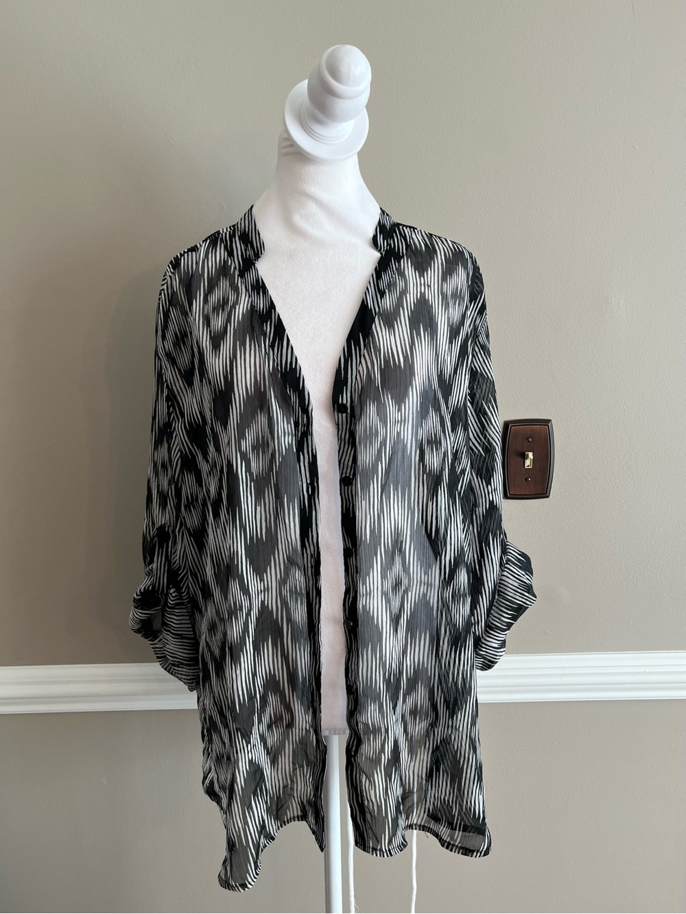 Chico's Black and White Sheer Patterned Blouse roll tab sleeves size 4/XL